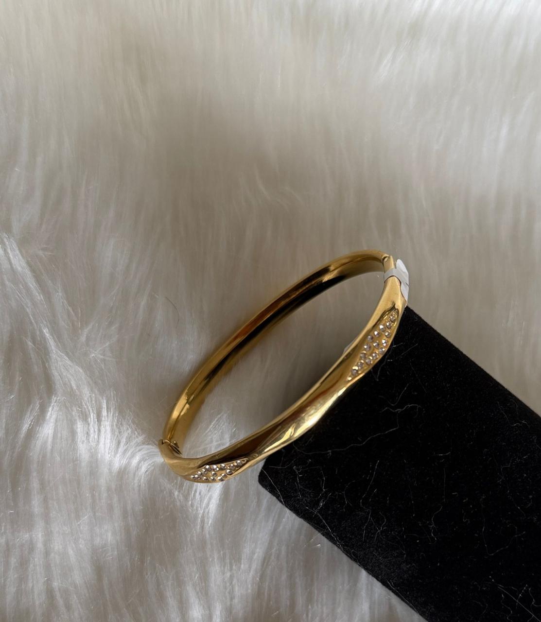 D'MAYE Elegant Gold-Tone Minimal Crystal Bracelet