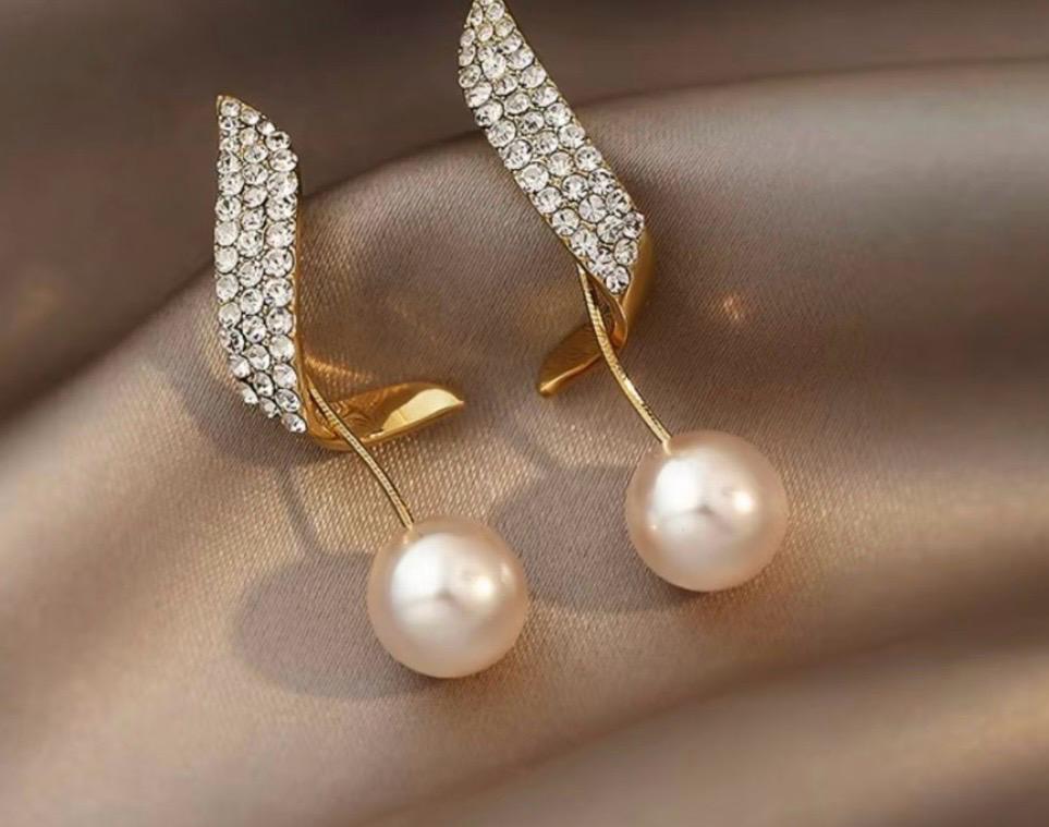Gold Leaf Pearl Drop Earrings for Women/D'MAYE