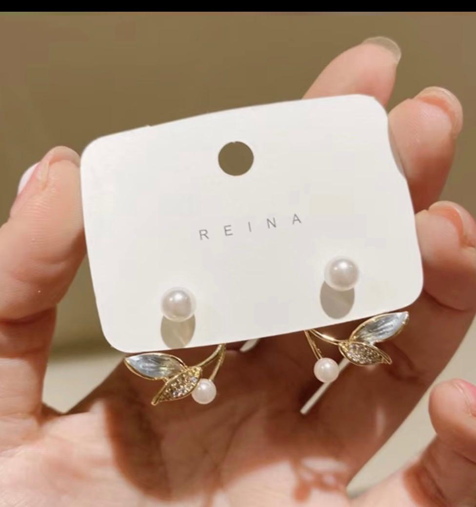 Delicate Floral Pearl Stud Earrings/D'MAYE