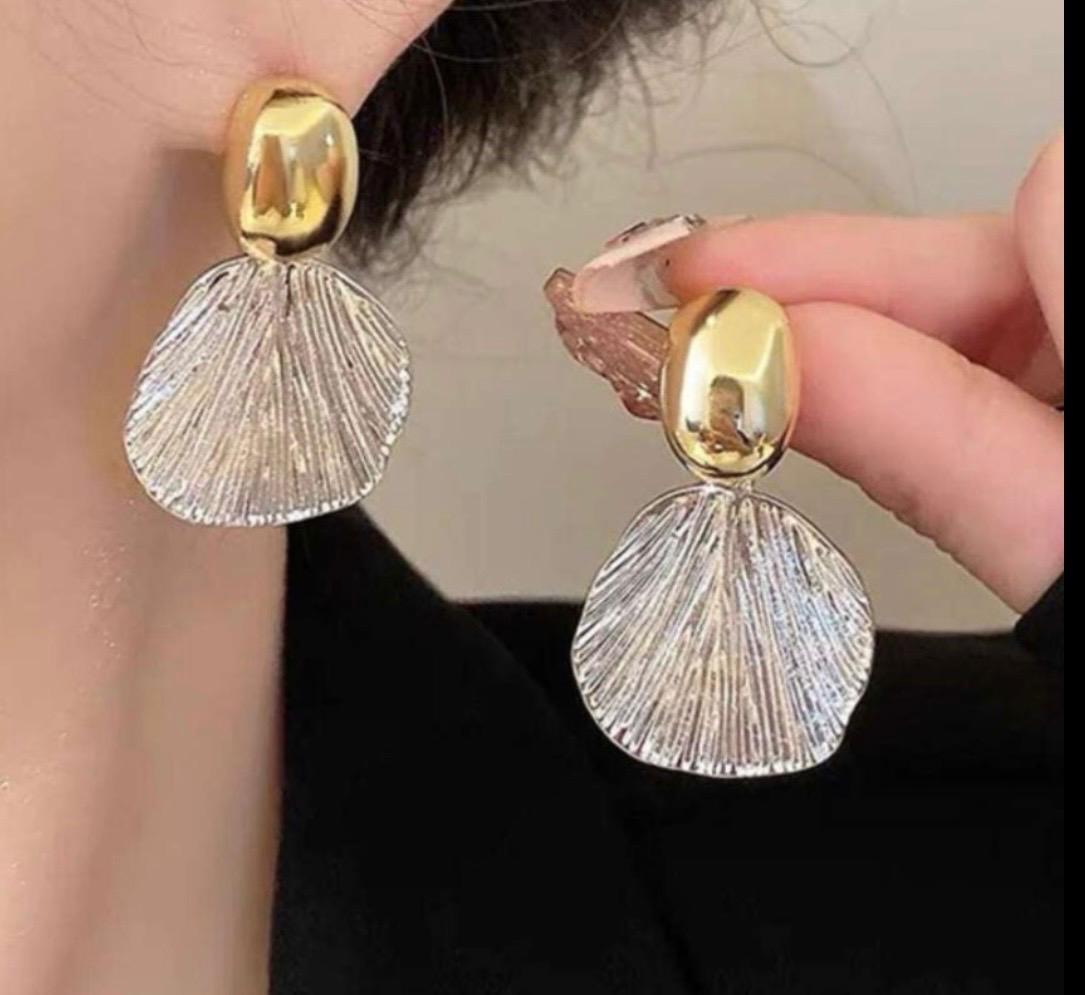 Gold Shell Drop Earrings for Women/D'MAYE
