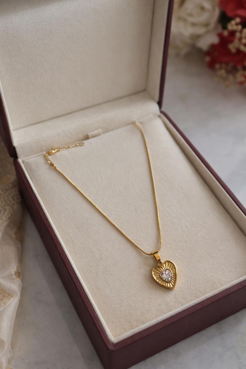 Elegant Gold Heart Pendant Necklace – Anti-Tarnish Chain for Women